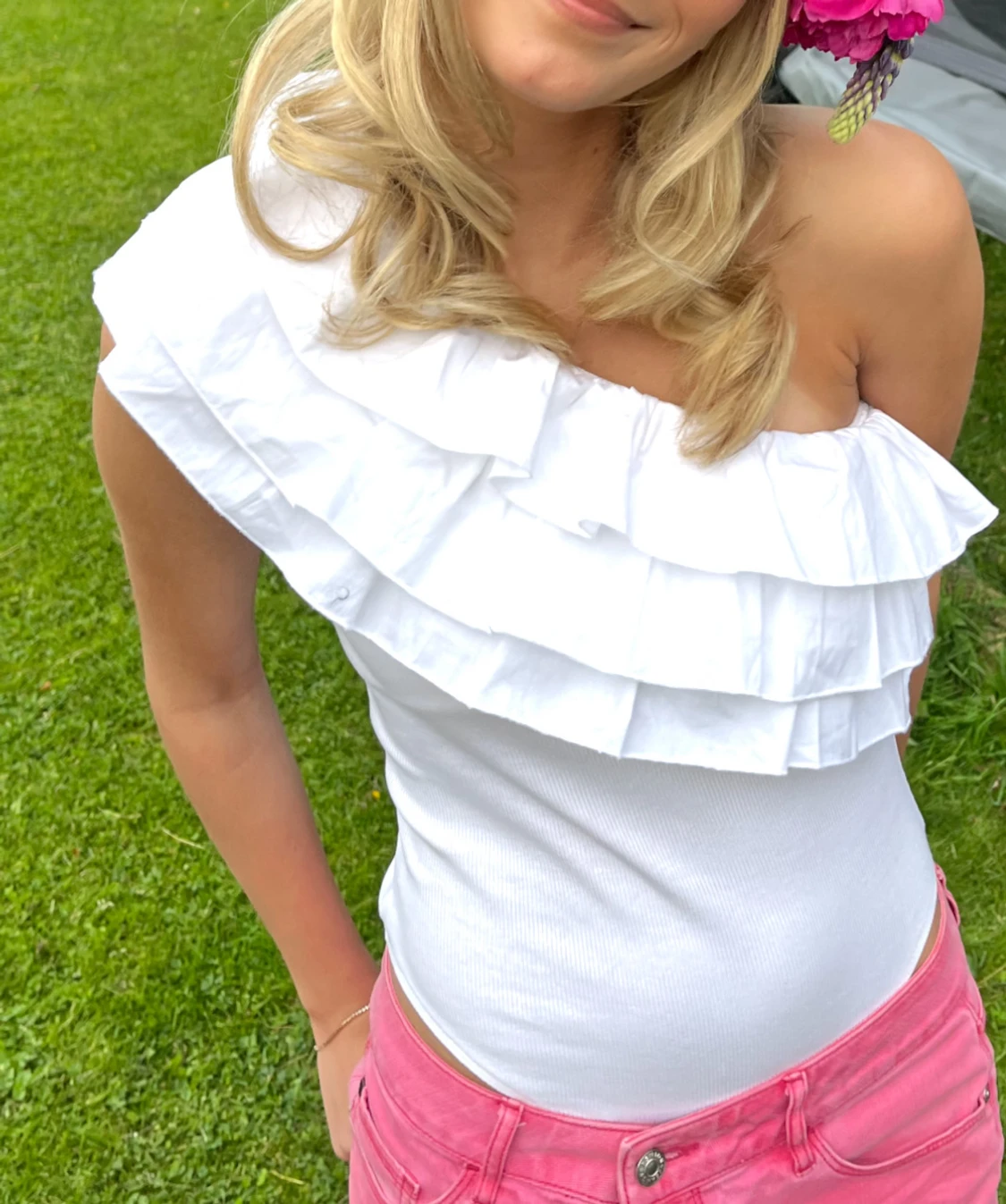 Vit one shoulder body med volanger - 1