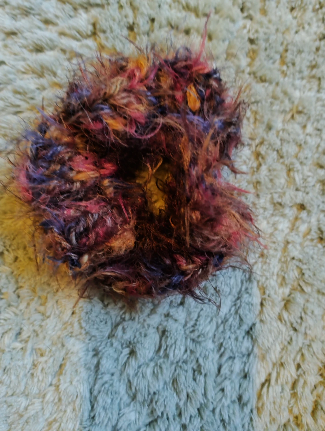 Färgglad fluffig scrunchie 