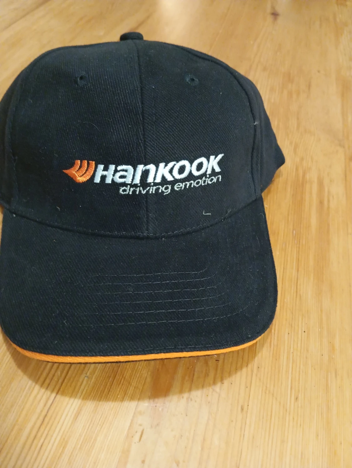Svart Hankook keps med orange kant