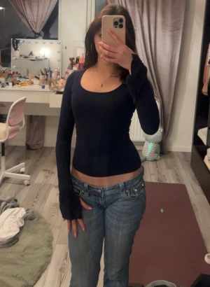 Långärmad topp! - Säljer en jätte fin långärmad tröja från Gina tricot i modellen soft toutch! Den är i storlek XS och är i väldigt bra skick!💗