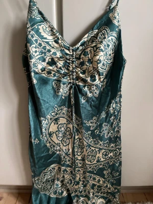 Satin klänning Zara - Jätte fin satin klänning från Zara, så fin på sommaren. Aldrig använd💗