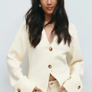 Beige kofta från Gina Tricot med knappar - Säljer denna jätte fina koftan då den ej kommer till andvändnig!💗