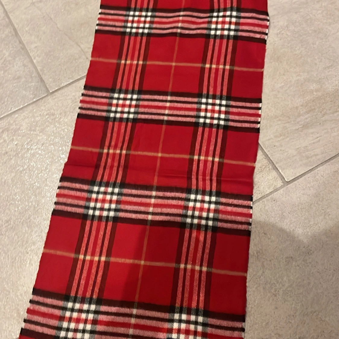 Rutig röd halsduk från Burberry - 1