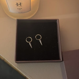 Edblad örhängen  - Säljer mina Edblad örhängen. Silvriga små med små nitar ( den mindre modellen ). Aldrig använda! Säljer pågrund av att jag använder guld smycken! 