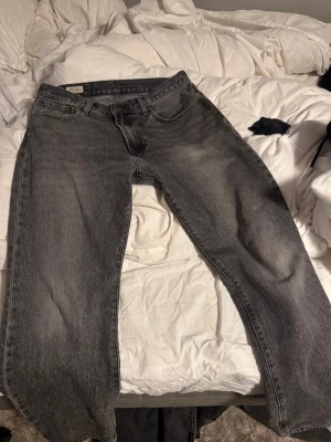 Levi's 551z grå jeans straight fit - Säljer ett par klassiska Levi's 551z jeans i grå tvätt med straight fit. Använder dom inte 