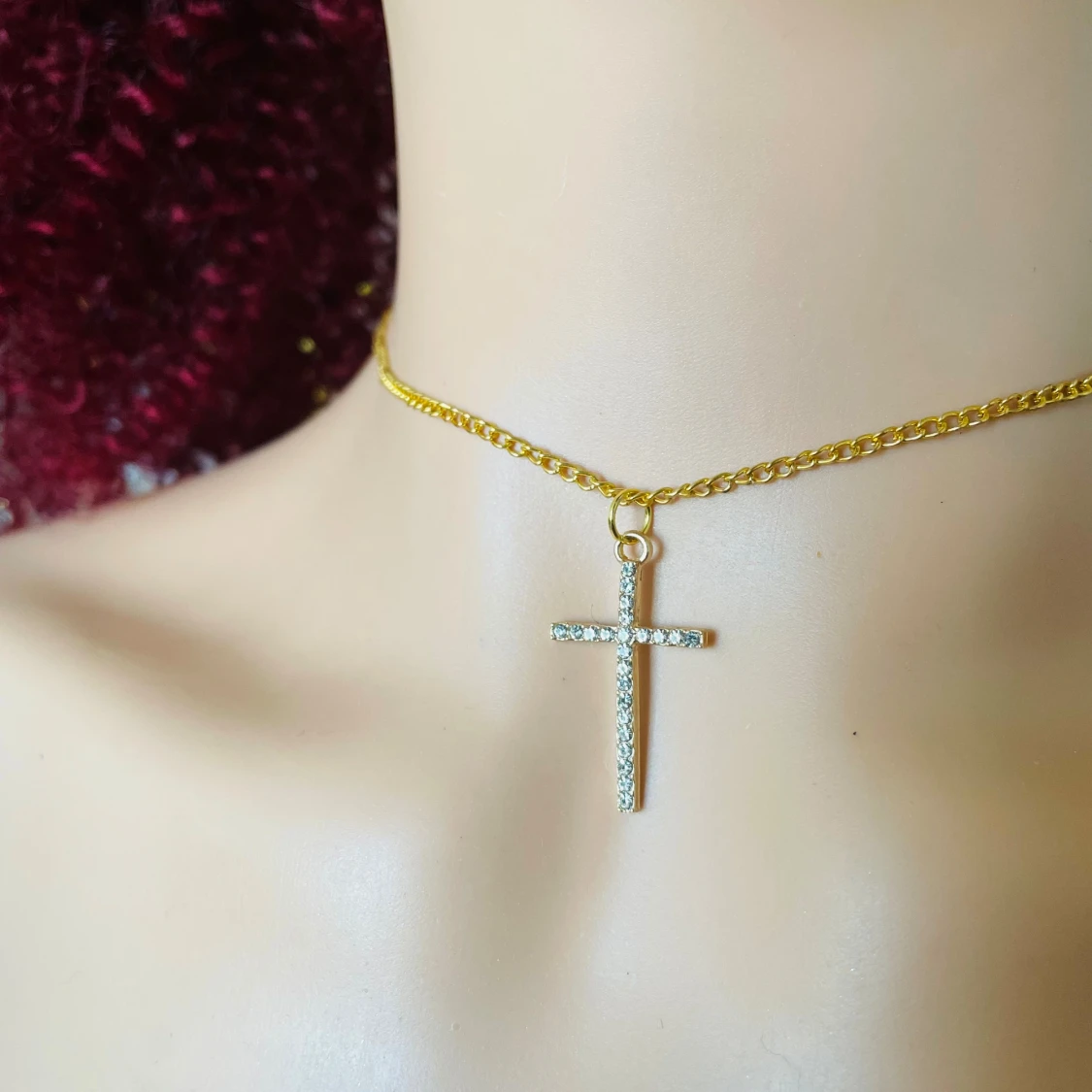 By prisförslag- Guldfärgat halsband choker med korshänge - 2