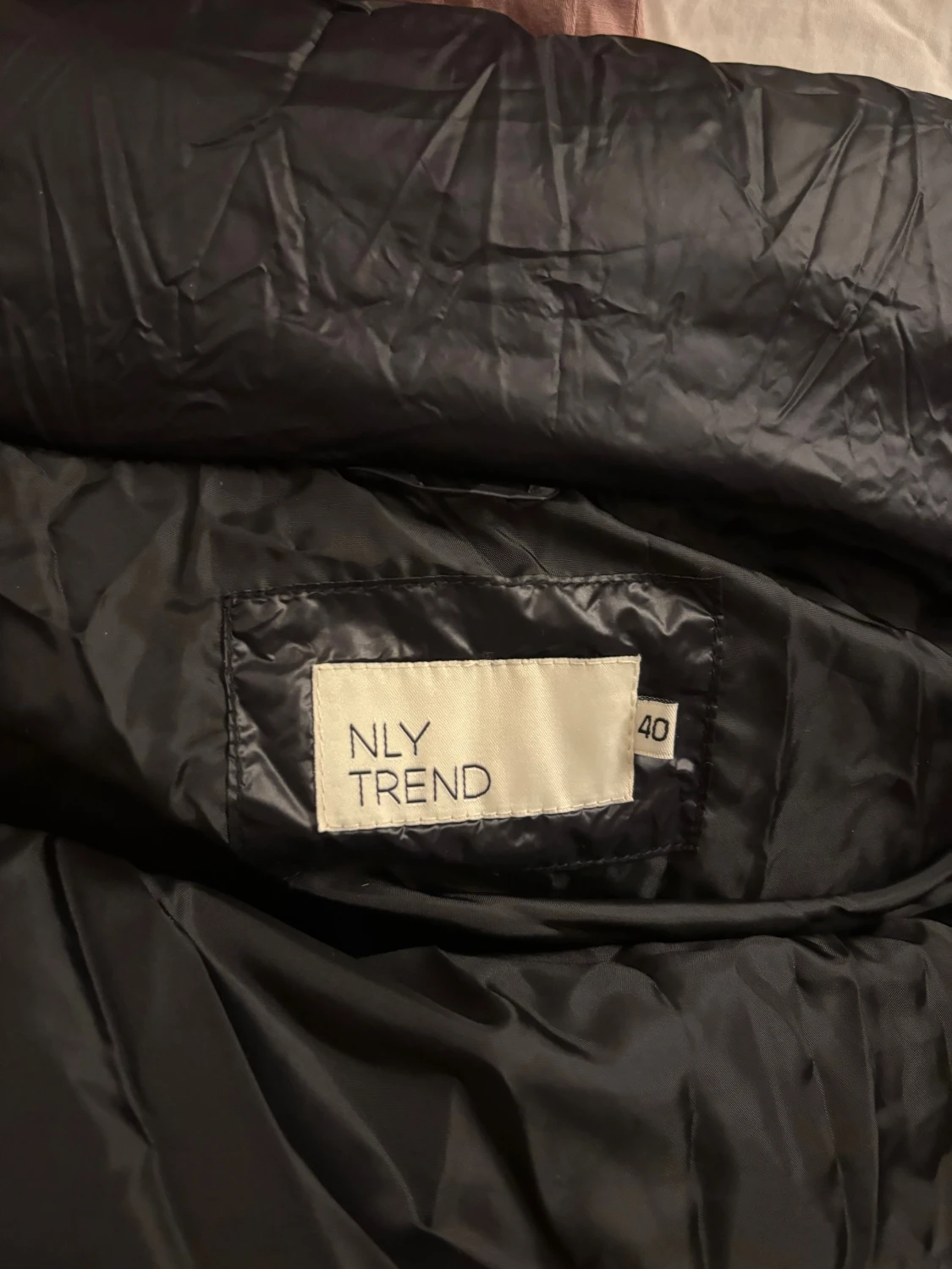 Svart pufferjacka med hög krage