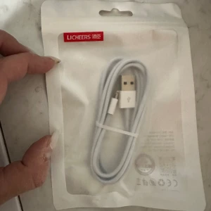 LICHEERS USB-laddningskabel Licheers USB-kabel - Ny USB-laddningskabel från LICHEERS, levereras i originalförpackning. Perfekt för laddning och dataöverföring. Kabeln är vit och har USB-A till Lightning-kontakt, kompatibel med många Apple-enheter. USB-kabel från Licheers. Perfekt för att ladda och synkronisera dina enheter.