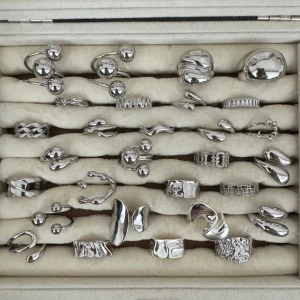 Alla som köper minst 2 ringar får en slumpmässig vald ring på köpet. - De är även justerbara vilket innebär att de passar alla! Skötselråd och putsduk medföljer! Skriv för specifika bilder och pris då vissa är billigare än andra! Kontakta vid intresse av köp! 💓