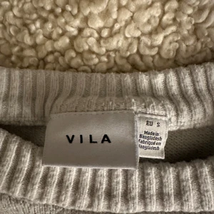 Vit tröja från VILA - Säljer min vita tröja från VILA då jag inte använder den längre. Jätteskön att ha på sig men har blivit lite nopprig efter fåtal användningar. Färgen har även försvunnit lite men den är bitar i verkligheten än på bilden. Pris kan diskuteras pågrund av skick💕