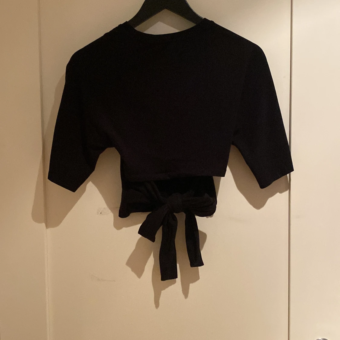 Svart croppad topp med knyt från 157 - 1