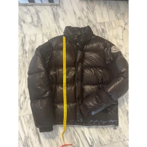 Moncler Everest dark brown size 3 - Size 3/ medium, cartoon har lossnat. Inköpt från Vestiaire Collective i andra hand, transaktion finns. Även gått genom authentientisering.