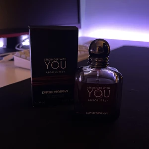 Stronger With You Absolutely parfym - Emporio Armani Stronger With You Absolutely. Pefekt för dig som vill ha en stilren doft. 40ml kvar av 50ml.