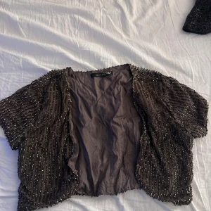 Glittrig bolero - Super fin bolero den har använts mycket därav skicket! 💕