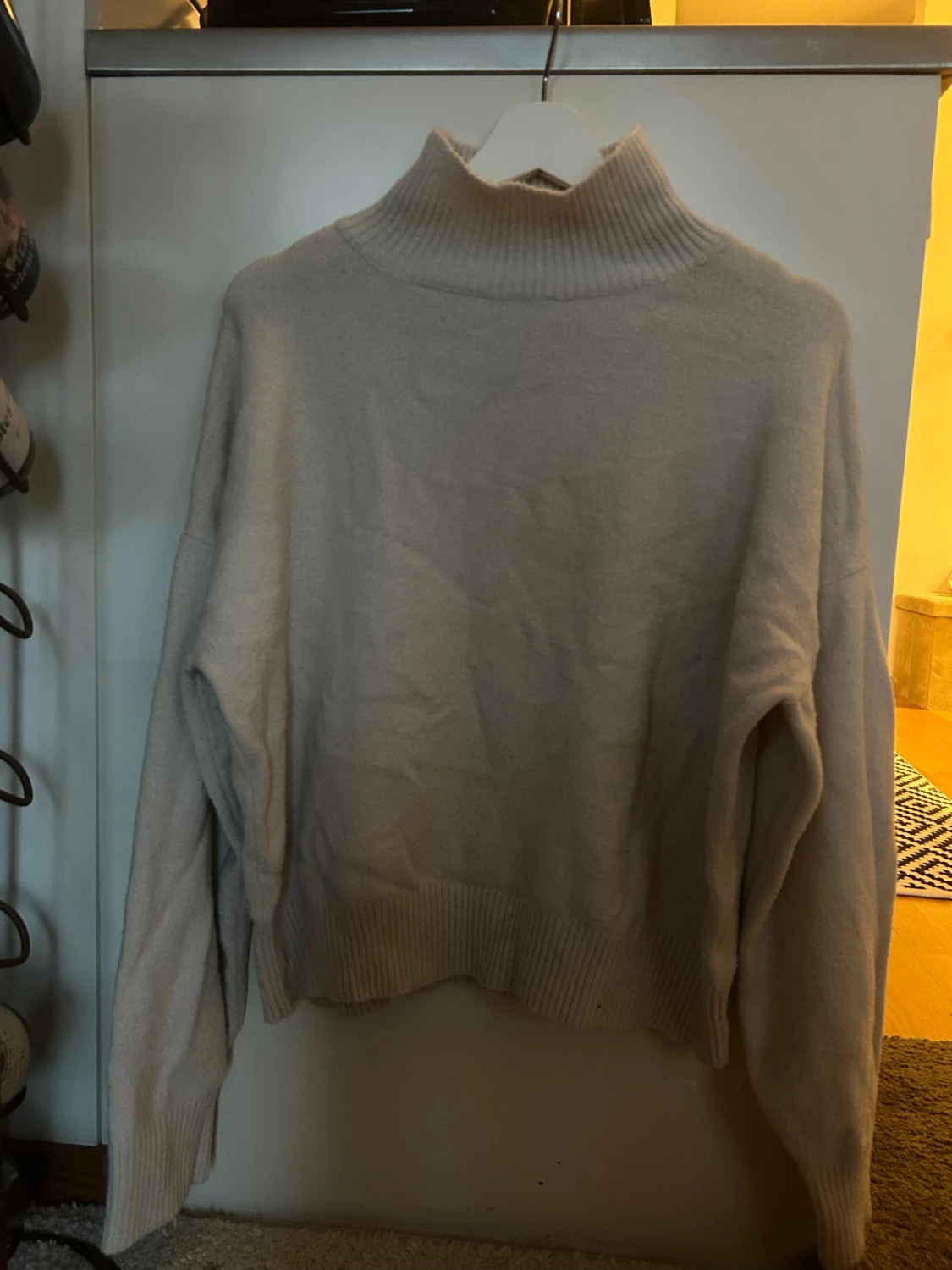 Vit polotröja med ribbad krage