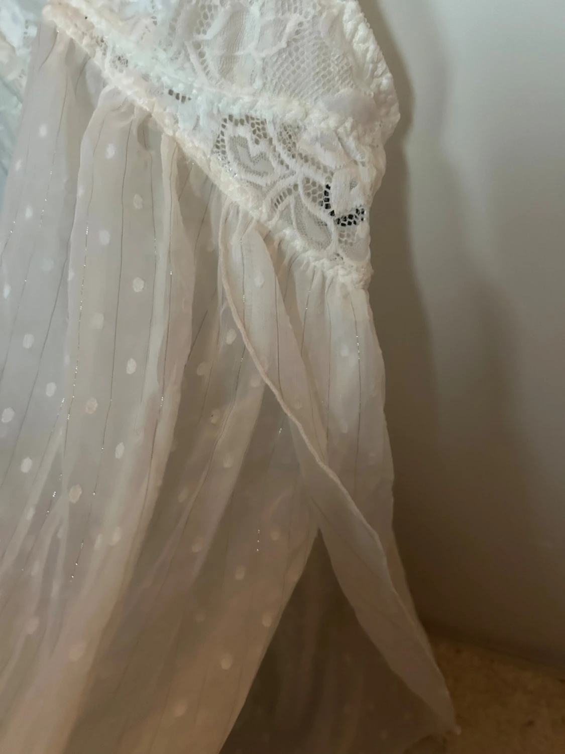 Vit spets nattlinne  med prickigt tyg - 2