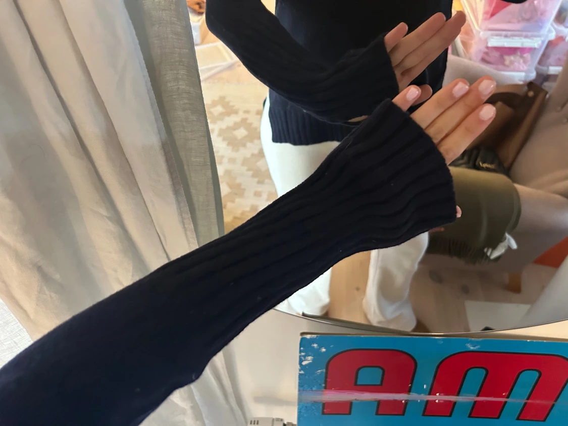 Svart polotröja med röd text - 6