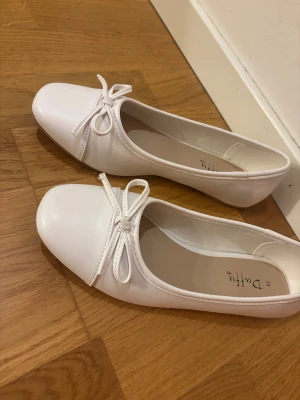 Helt nya vita ballerinaskor, Duffy - Helt oanvända ballerinaskor från Duffy i storlek 38. Endast testade en gång, säljer på grund av att de inte passade mig💕