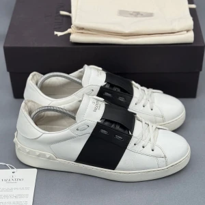 Valentino Open | 42 - Valentino Open sneakers | Grymt skick! | Storlek 42 men passar aningen större | Endast skorna ingår | INGA BYTEN | Fraktar spårbart eller möts upp i Täby 