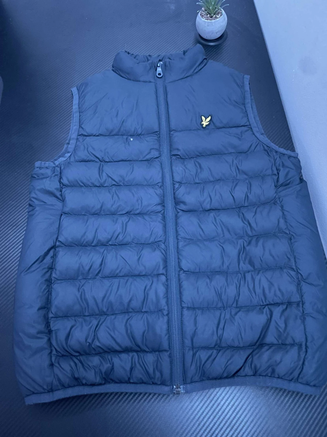 Mörkblå dunväst från Lyle & Scott