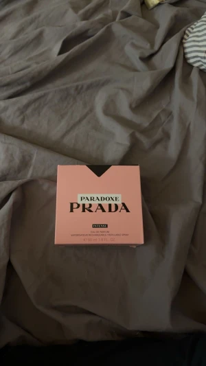 Prada Paradoxe Intense 50ml - Prada Paradoxe Intense Eau de Parfum, 50 ml. Snygg och modern design, perfekt för dig som vill sticka ut med en ikonisk doft från ett trendigt modehus. Flaskan är påfyllningsbar för en mer hållbar användning.