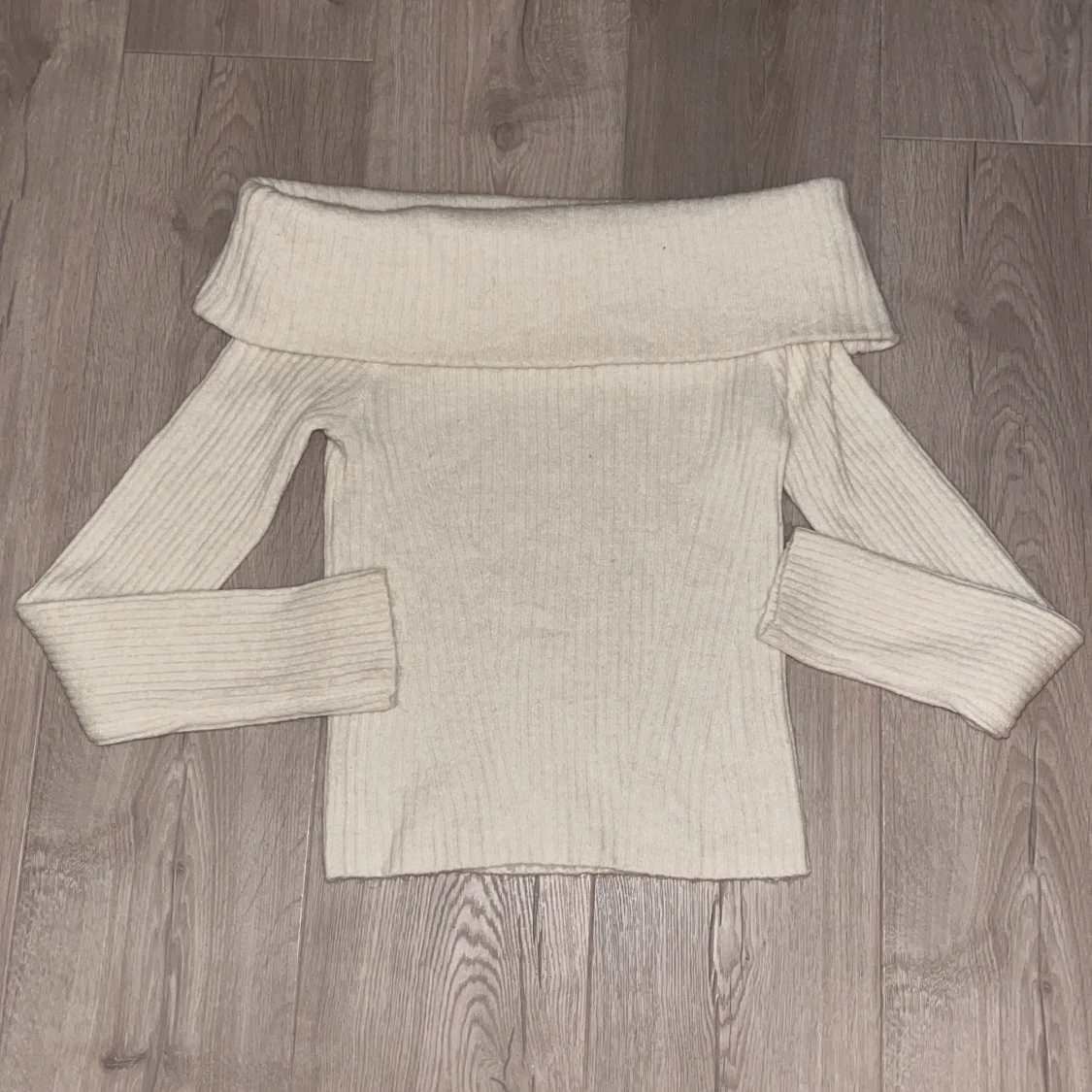 Offshoulder ribbad tröja från H&M