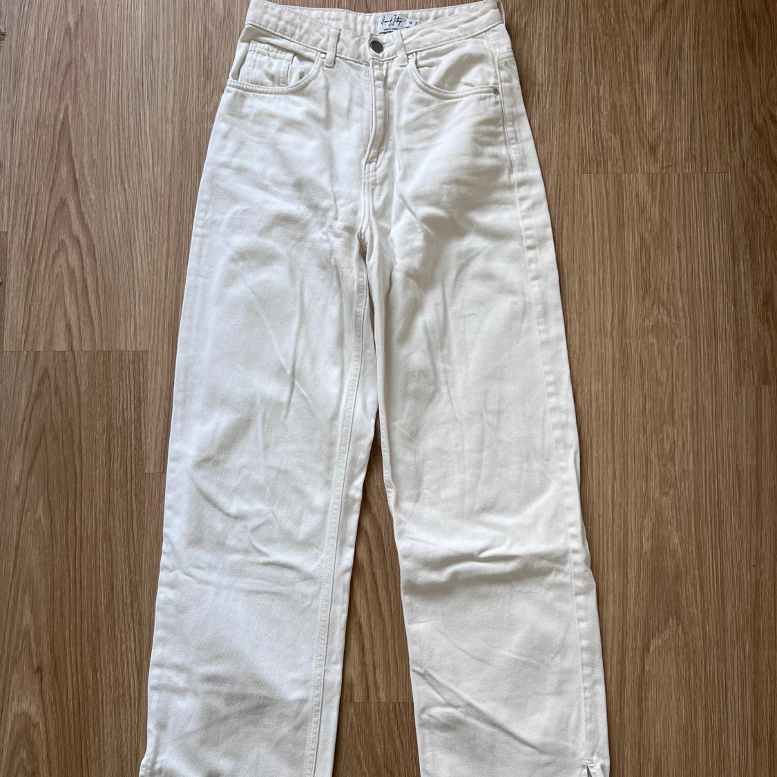 Vita jeansbyxor från NA-KD