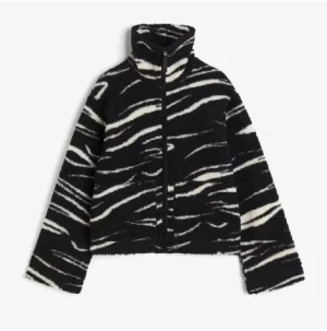 Svart teddyjacka med zebramönster - Storlek L men sitter som M passar perfekt på mig med Storlek S, toppen att ha en hoodie under. Säljs inte längre på H&M därför 280kr