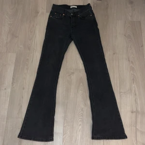 Svarta bootcut jeans från Perfect Jeans - Snygga svarta jeans från Perfect Jeans i storlek 34. Modellen har klassisk femficksdesign och bootcut-ben som ger en schysst siluett. Jeansen är tillverkade i mjukt denimtyg med normal passform och midwaist. Perfekt för dig som gillar stilrena och tidlösa jeans.