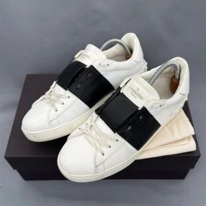 Valentino Open | 42 - Valentino Open sneakers | Grymt skick! | Original box, dustbag, kort samt extra skosnören ingår! | INGA BYTEN | Fraktar spårbart eller möts upp i Täby