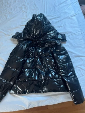 Svart Calvin Klein jacka - Säljer min glansiga Calvin Klein jacka då den har blivit för liten för mig. Jag köpte den för 2200 kr och den har inga skador eller så. Hör av er vid fler frågor💞