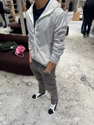 Vit moncler windbreaker - Stilren Vit moncler windbreaker i mycket bra skick.  