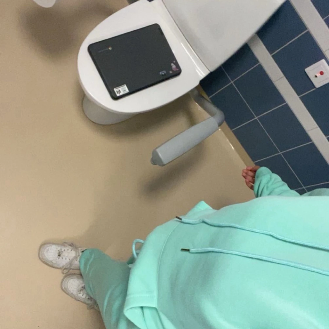 Turkos hoodie med mjukisbyxor till  - 2