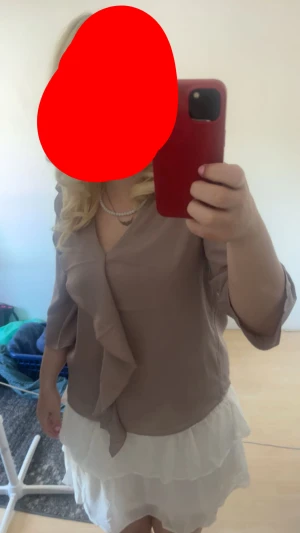 Gammelrosa Volangblus - Volangblus från InWear i gammelrosa färg, använd ca 2 gånger kan behöva strykas Strl 38/M passar S Nypris ca 800 köpt på Zalando