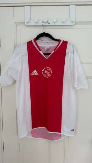 Äkta ajax 03/04 fotbollströja S - Äkta ajax tröja från säsongen 03/04 i storlek s, bra skick förutom att sponsorn där fram har lossnat 
