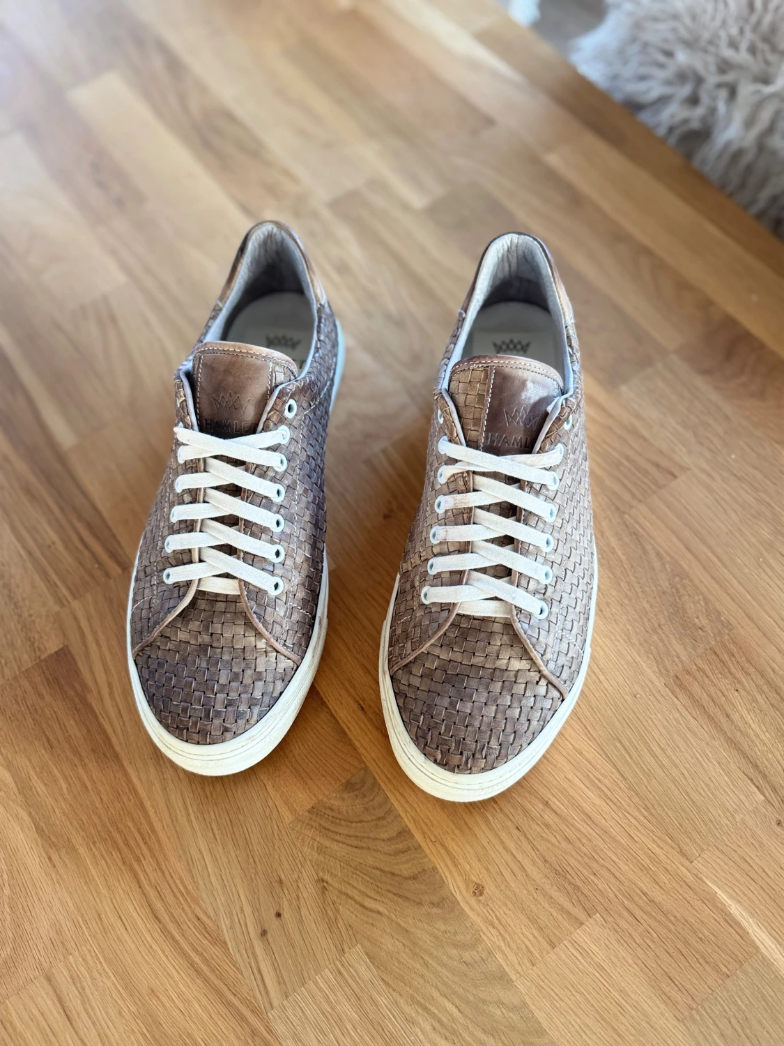 Bruna flätade sneakers från Hamlet - 2