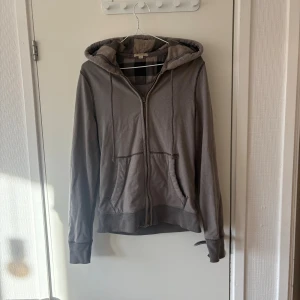 Svart t-shirt från Vlone storlek Small - Säljer en svart t-shirt från Vlone med stor text i vitt och blått på framsidan och ett stort blått 'V' på baksidan. T-shirten har en klassisk rund hals och korta ärmar. Perfekt för en avslappnad stil. Storlek small kvalité 8,5/10 allt är bra förutom taggen är sönder så den finns inte men den är äkta.