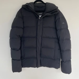 J.Lindberg Jacka - Jacka från jlindberg i fint skick! Perfekt för vädret nu då den håller dig varm och är bekväm. Storlek M. Kontakta mig för fler frågor och funderingar!