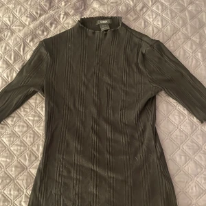 Svart topp Lindex XS💞 - Svart topp från Lindex i storlek XS💕 Sitter jättefint på🌻Svart topp Lindex XS💞