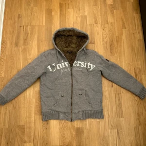 Kofta med päls - Riktigt snygg university zip med päls inuti, perfekt inför det kallare dagarna. Storlek M kan passa mindre, inga defekter förekommer. För mer frågor eller funderingar är det bara att höra av sig!