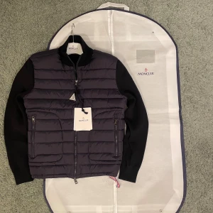 Navy Moncler cardigan - Säljer denna navy blue Moncler cardigan den är helt oanvänd och är i storlek M. Det finns inga konstigheter med den alls. Dustbag och galja medföljer.