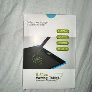 6.5" LCD Writing Tablet - Miljövänlig 6.5" LCD Writing Tablet för anteckningar, teckning och kalkylering. Perfekt för barn och vuxna, enkel att använda med medföljande penna. Lätt, portabel och pappersfri. Produkten ser ut att vara i nyskick i originalförpackning.6.5" LCD Writing Tablet för målning, graffiti, övning och kalkyl. Miljövänlig, inget papper, ingen krita. 🎁 