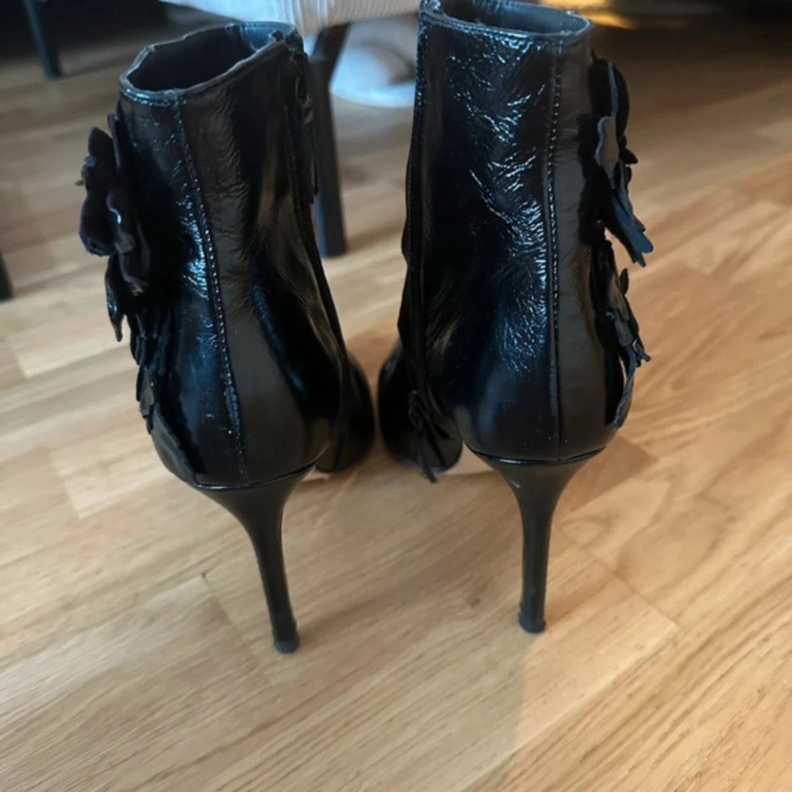 Svarta stövletter med blommor och klack från Zara - 1