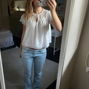 Vit blus  - Säljer denna blus. Kontakta vid frågor eller intresse❣️