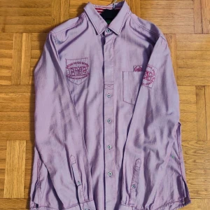 Boss Skjorta - Hugo Boss skjorta i mörk rosa färg med röda och ljusblåa detaljer som gör det unikt, perfekt om du vill sticka ut. Knappt använd, nyskick, Storlek L.  PRIS KAN DISKUTERAS!