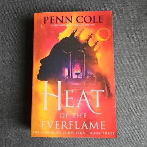 Heat of the Everflame Penn Cole - Följ Diem i tredje delen av The Kindred's Curse Saga, där krig, magi och oväntad romans väntar. En episk fantasyberättelse fylld av mysterier, allianser och farliga val – perfekt för dig som älskar spänning och magiska världar.