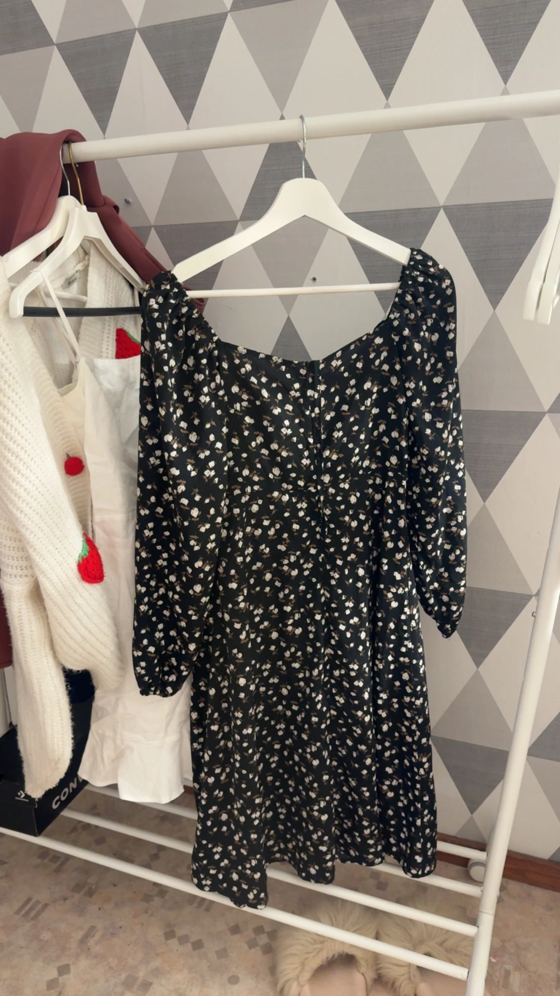 Svart blommig kortklänning med puffärm