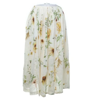 Lång blommig kjol i ljusa toner - Superfin långkjol med blommigt mönster i gula och gröna nyanser på en ljusbeige botten. Kjolen har en luftig och flowy passform med resår i midjan, perfekt för varma dagar. Materialet känns mjukt och svalt mot huden. Gammal modell från h&m ny pris 699