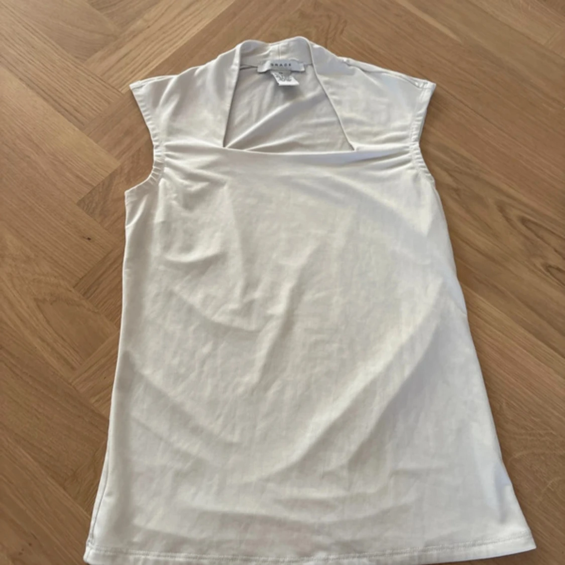 Vit ärmlös topp från Grace, XS