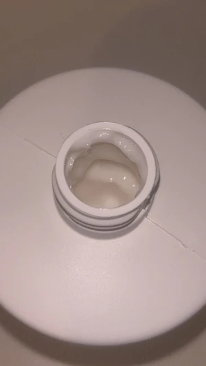 Simply Suede handlotion från Lyko - Simply Suede handlotion från Lyko i en vit pumpflaska med lila och beige toning. Lotionen är lätt och återfuktande med doft av bergamott, varm trä och vit musk. Konsistensen är krämig och färgen är vit. Flaskan rymmer 300 ml. Använt en gång för att känna doften bara.